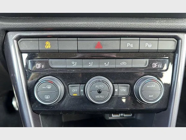 Volkswagen T-Roc (2019) — foto 13 van 26