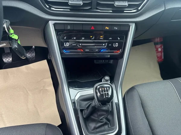 VOLKSWAGEN T-Roc (2022) — foto 4 van 20