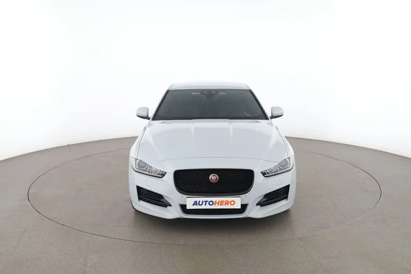 Jaguar XE (2019) — foto 15 van 16