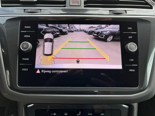 VOLKSWAGEN Tiguan (2021) — foto 7 van 22