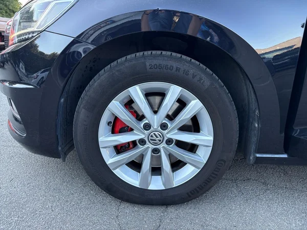 VOLKSWAGEN Touran (2018) — foto 16 van 24
