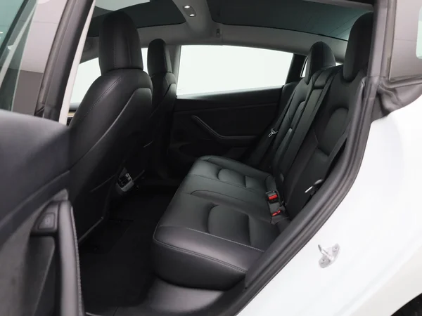 Tesla Model 3 (2023) — foto 2 van 44