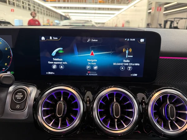 Mercedes-Benz GLB-180 (2021) — foto 14 van 31