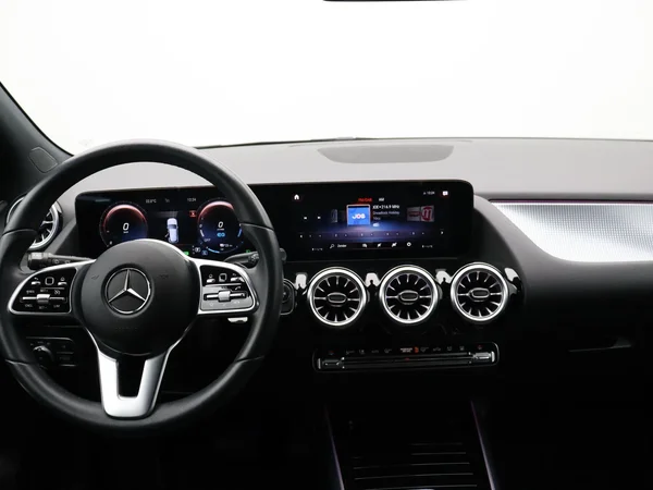 Mercedes-Benz GLA (2022) — foto 10 van 24