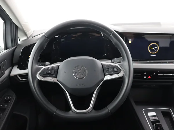VOLKSWAGEN Golf (2024) — foto 14 van 27