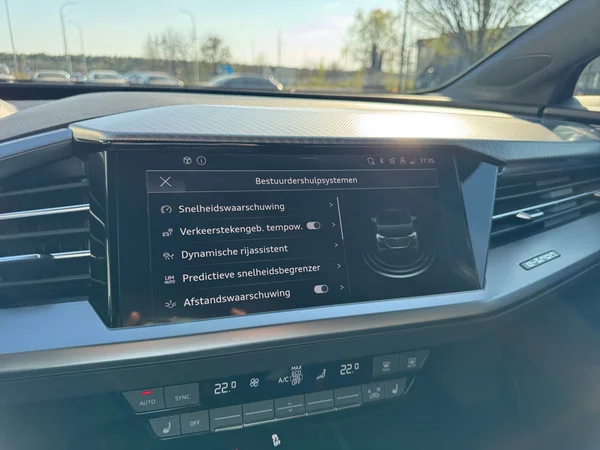 AUDI Q4 Sportback e-tron (2025) — foto 2 van 21