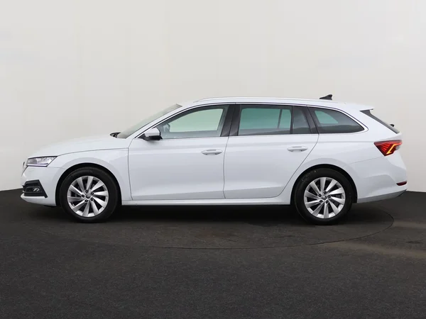 SKODA Octavia Combi (2024) — foto 13 van 18