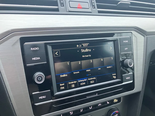 VOLKSWAGEN Passat SW (2020) — foto 14 van 25