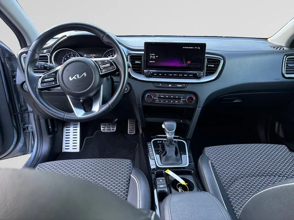 KIA Ceed SW (2022) — foto 2 van 24