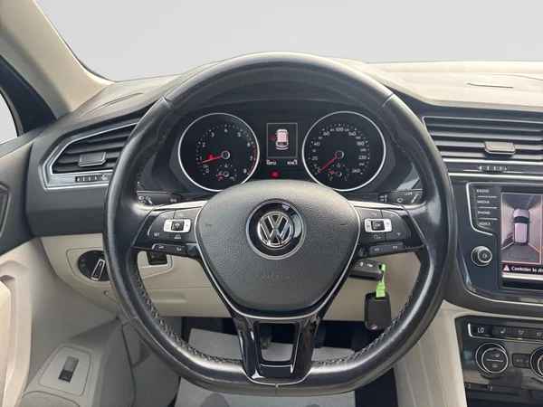 VOLKSWAGEN Tiguan (2017) — foto 9 van 19