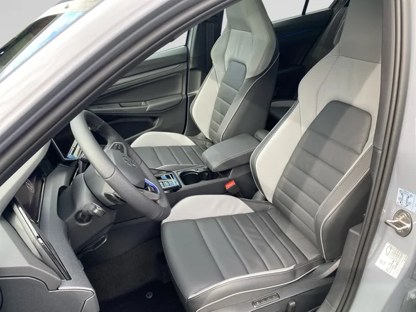 VOLKSWAGEN Golf VIII GTE (2024) — foto 12 van 16