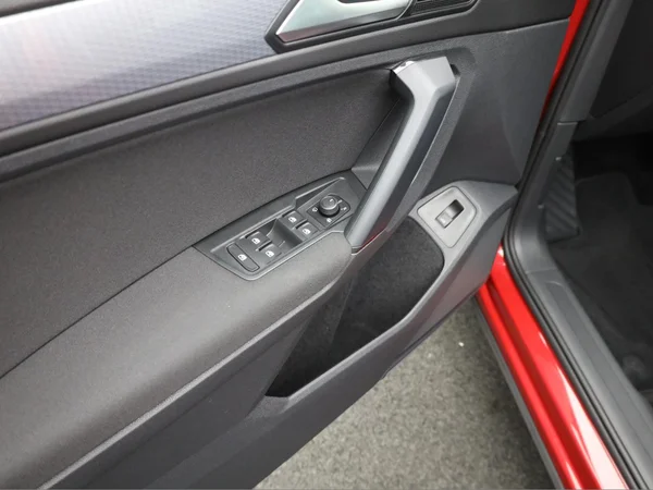 VOLKSWAGEN Tiguan (2023) — foto 6 van 20