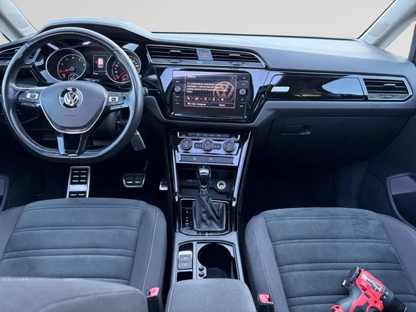 VOLKSWAGEN Touran (2018) — foto 2 van 24