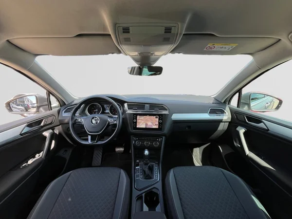 VOLKSWAGEN Tiguan (2019) — foto 16 van 22