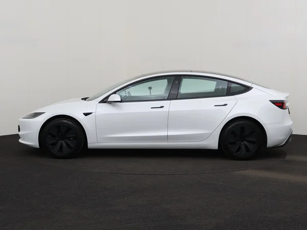 TESLA Model 3 (2024) — foto 12 van 28
