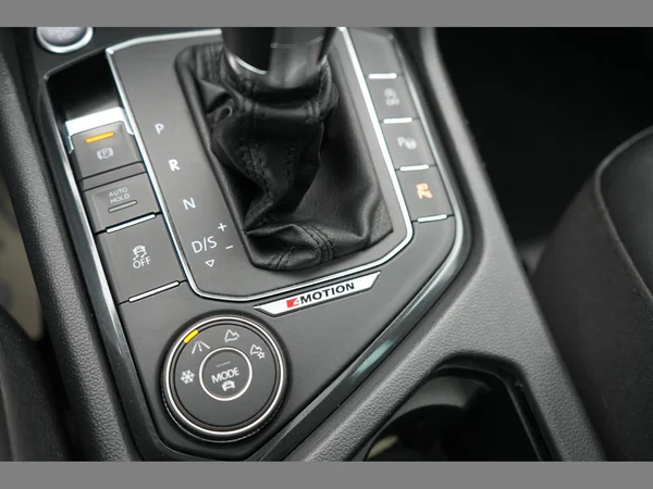 VOLKSWAGEN Tiguan (2016) — foto 15 van 30
