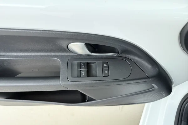 Volkswagen Up! (2021) — foto 8 van 20