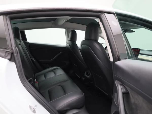 Tesla Model 3 (2022) — foto 30 van 40