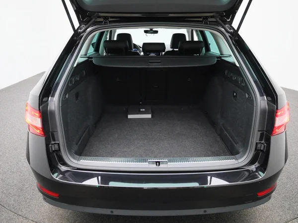 Škoda Superb (2022) — foto 7 van 43
