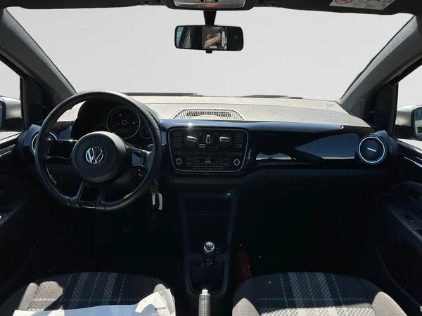 VOLKSWAGEN Up! (2015) — foto 6 van 18